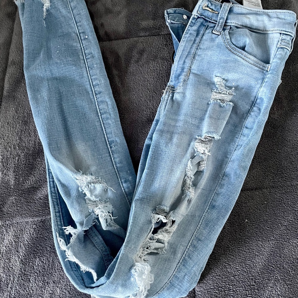 Hollister Hight-Rise super skinny ripped jeans. Classic Stretch. Size 00R